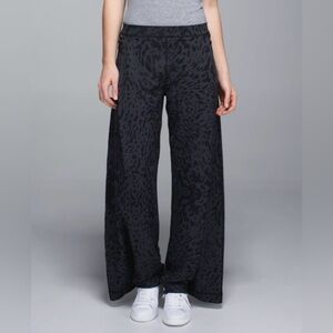 Lululemon -Forward Fold Trousers Animal Swirl Deep, Adjustable hem -size 8